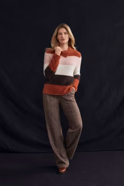 Rabe Winterkollektion, dunkelbraune Hose und gestreifter Pullover