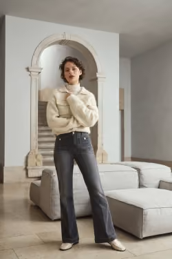Anna Montana, weiße Strickjacke, graue Hose
