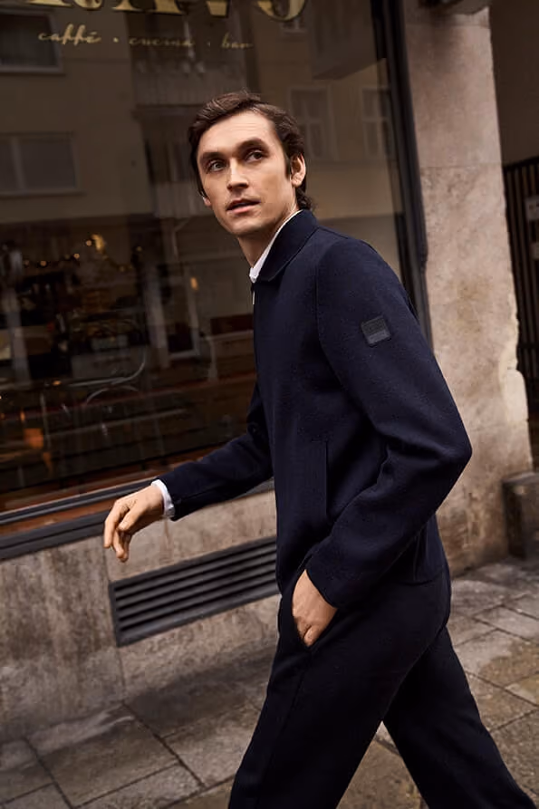Maerz Muench Fall Winter Kollektion, dunkelblaue Jacke und Hose