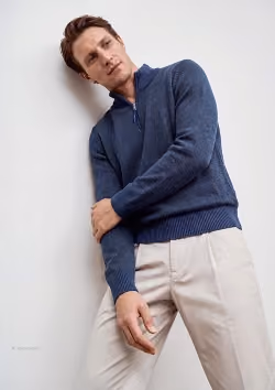 Maerz Muench Fall Winter Kollektion, blauer Pullover mit Zipper und hellbeige Hose