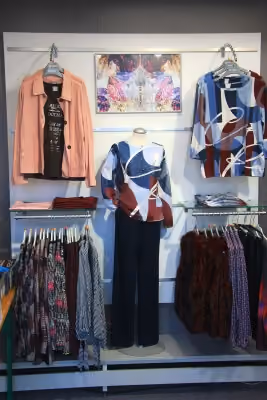 Schaufensterpuppe mit aktueller Damenmode im Modehaus Streb