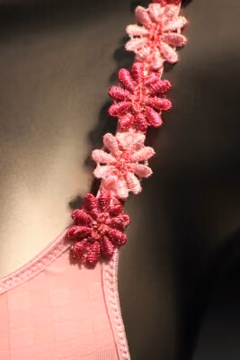 Detailaufnahme, rosaner BH rosa/magenta Blumenverzierung