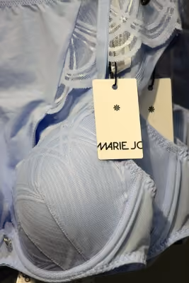 Detailaufnahme, hellblauer BH von Marie Jo im Modehaus Streb