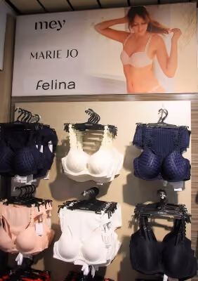 Regal mit aktuellen BHs von mey, Marie Jo und Felina im Modehaus Streb