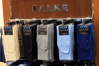 Regal mit verschiendfarbigen Falke Socken