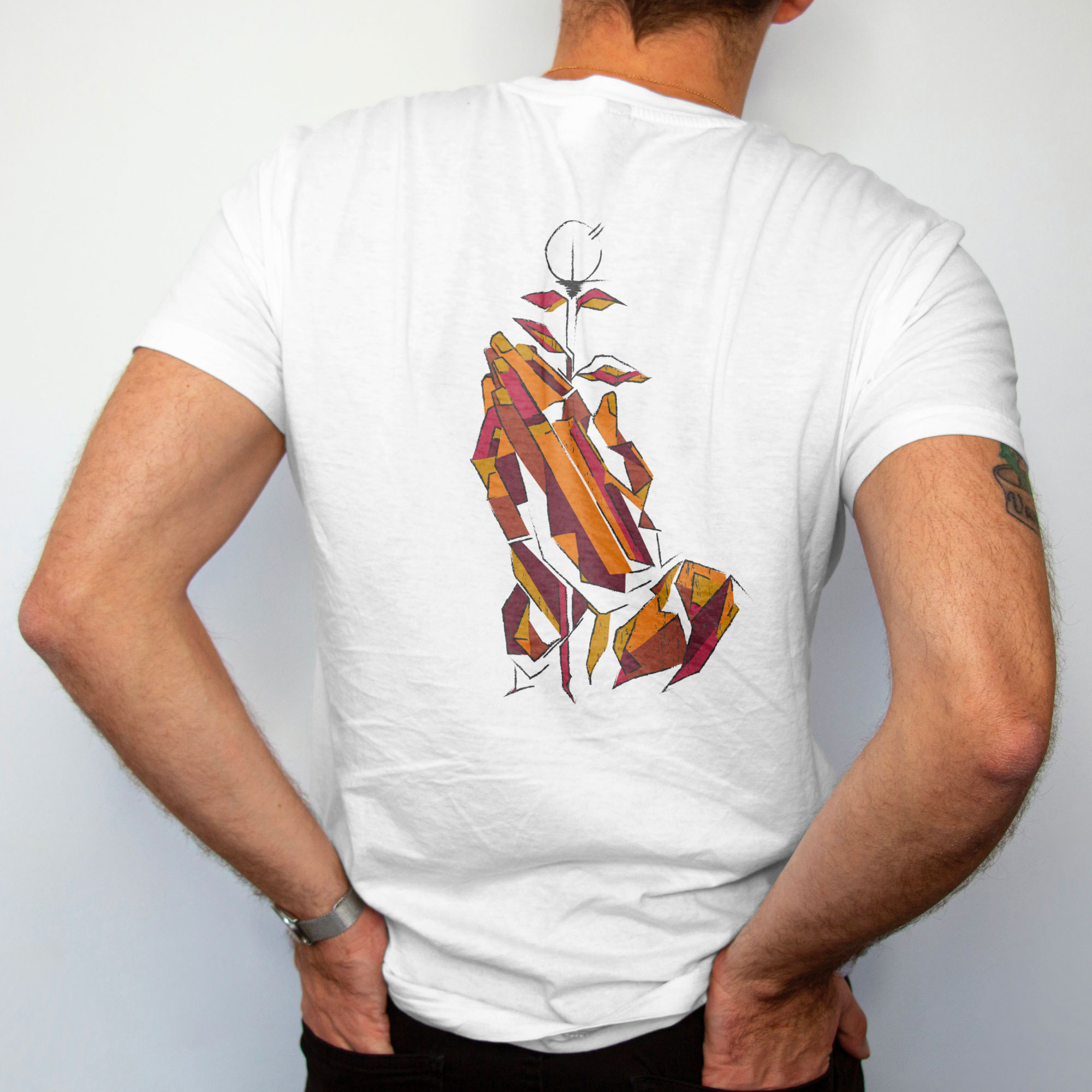 T-shirt blanc La Main de Dieu - devant mur