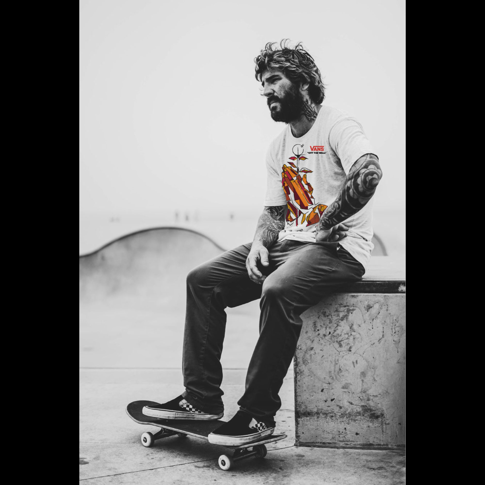 T-shirt blanc porté avec skateboard La Main de Dieu