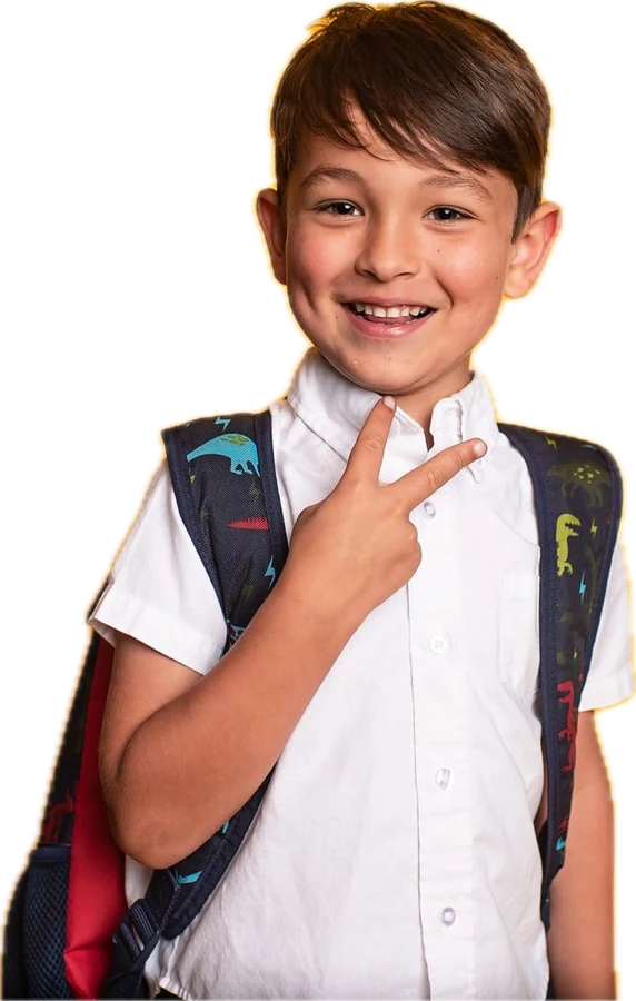 Élève du primaire souriant, sac à dos sur l'épaule