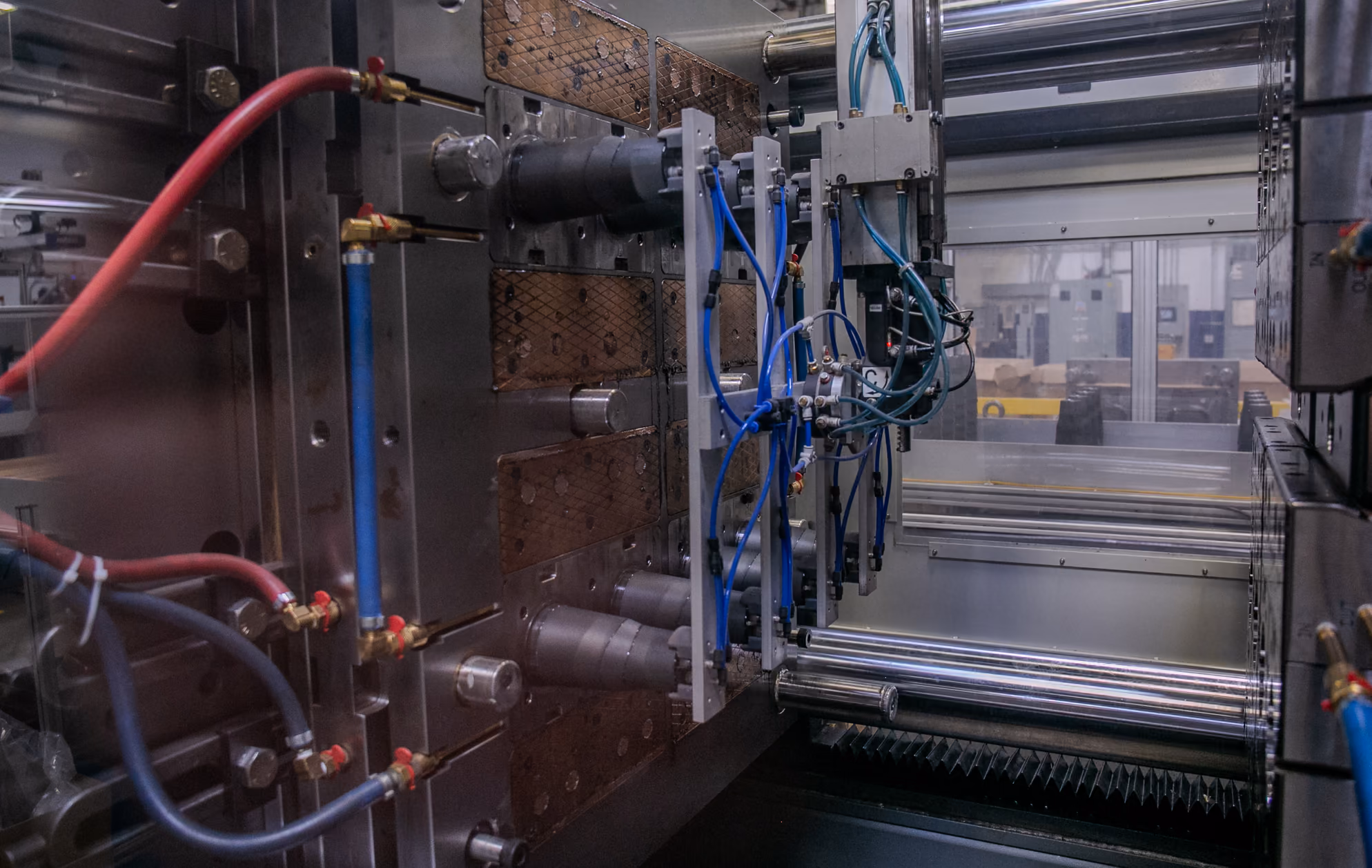 Injection molding press with cooling lines connected to the mold