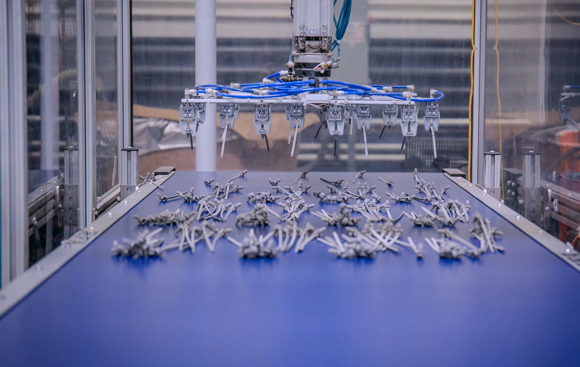 Automation cell placing molded parts on a blue table