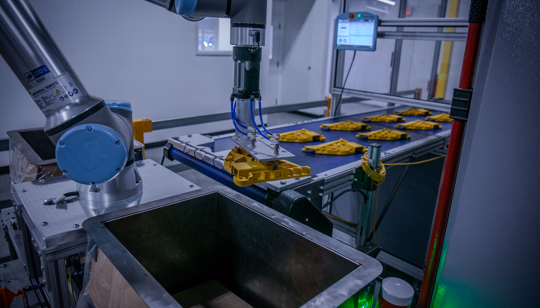 Robotic cell placing molded parts on a conveyor