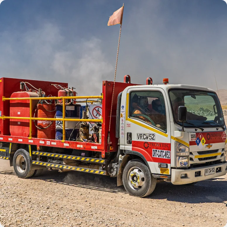 Camión de Provetec equipado para abastecimiento y mantención en terreno