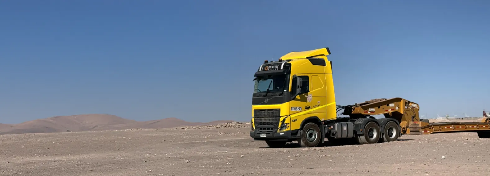 Camión de Provetec transportando maquinaria en cama baja