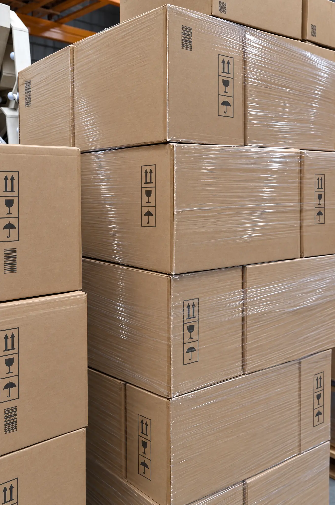 Voorraad op pallets in het magazijn
