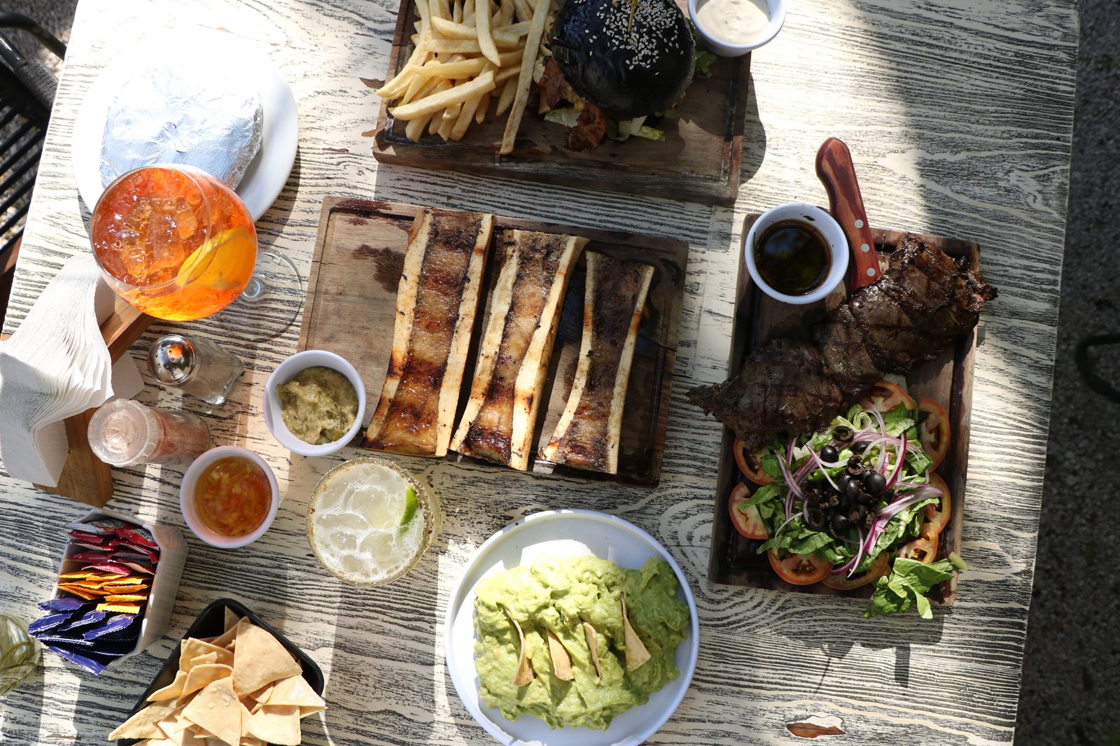 Mesa servida con cortes a la parrilla en Fuego Santo, Playa del Carmen