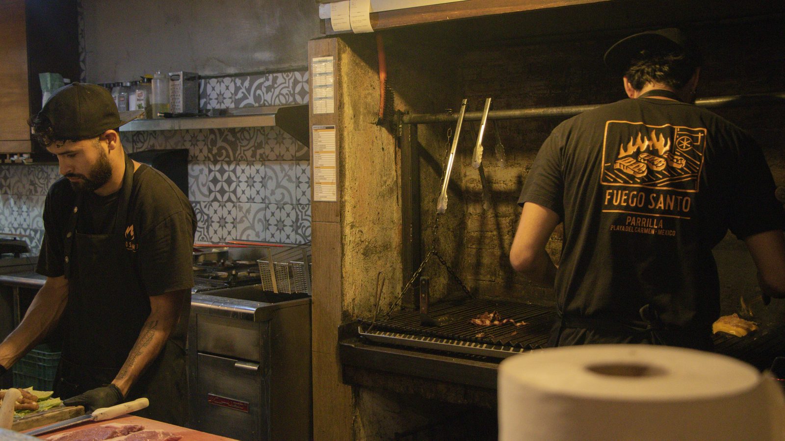 Equipo de parrilleros trabajando la parrilla en Fuego Santo, Playa del Carmen