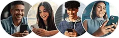 Cinco personas de diversas edades usan teléfonos inteligentes, sonrientes y conectadas digitalmente.