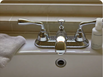 Frisch saniertes Badezimmer mit bodengleicher Dusche
