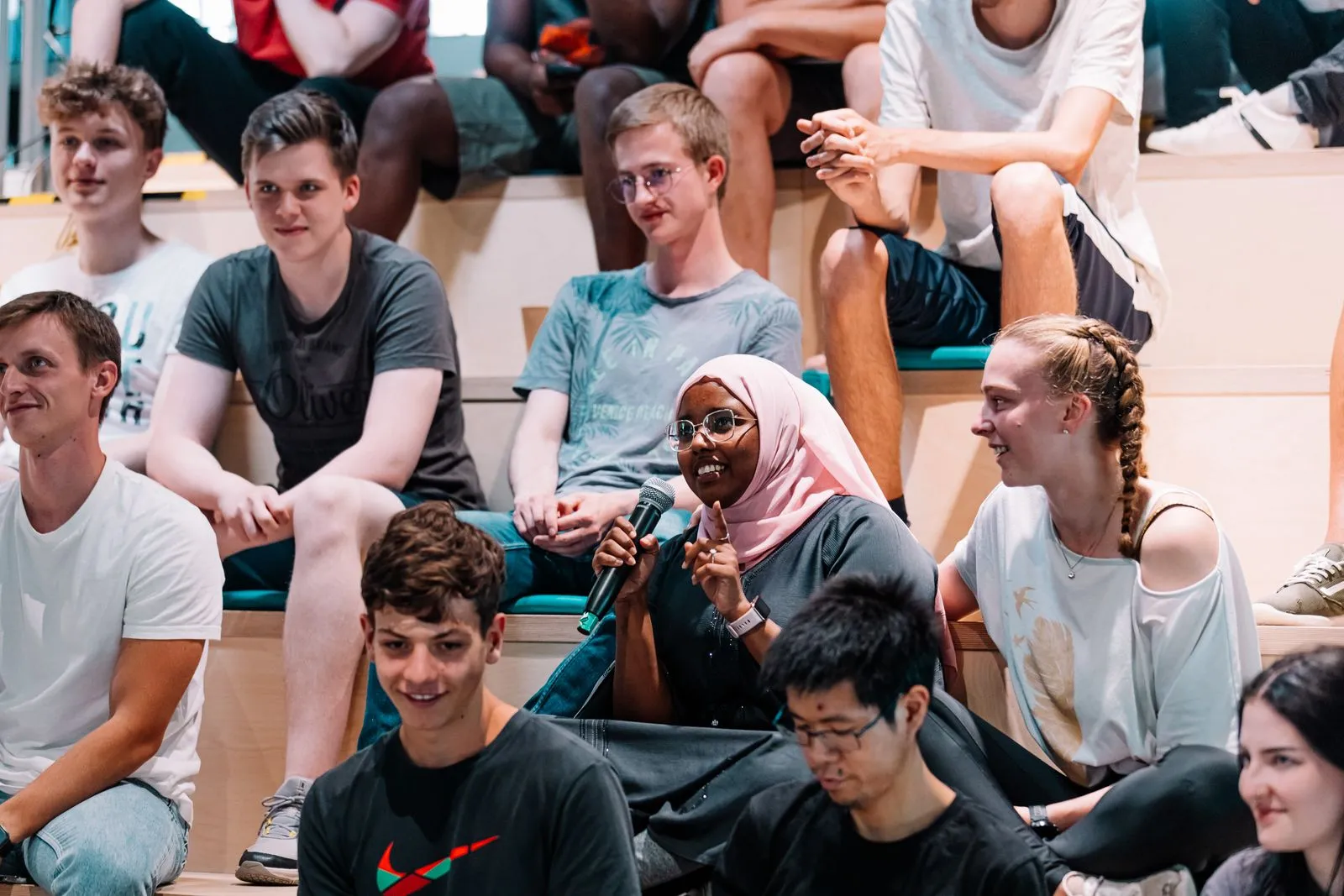 Ein Student präsentiert seinen Peers seine Arbeit