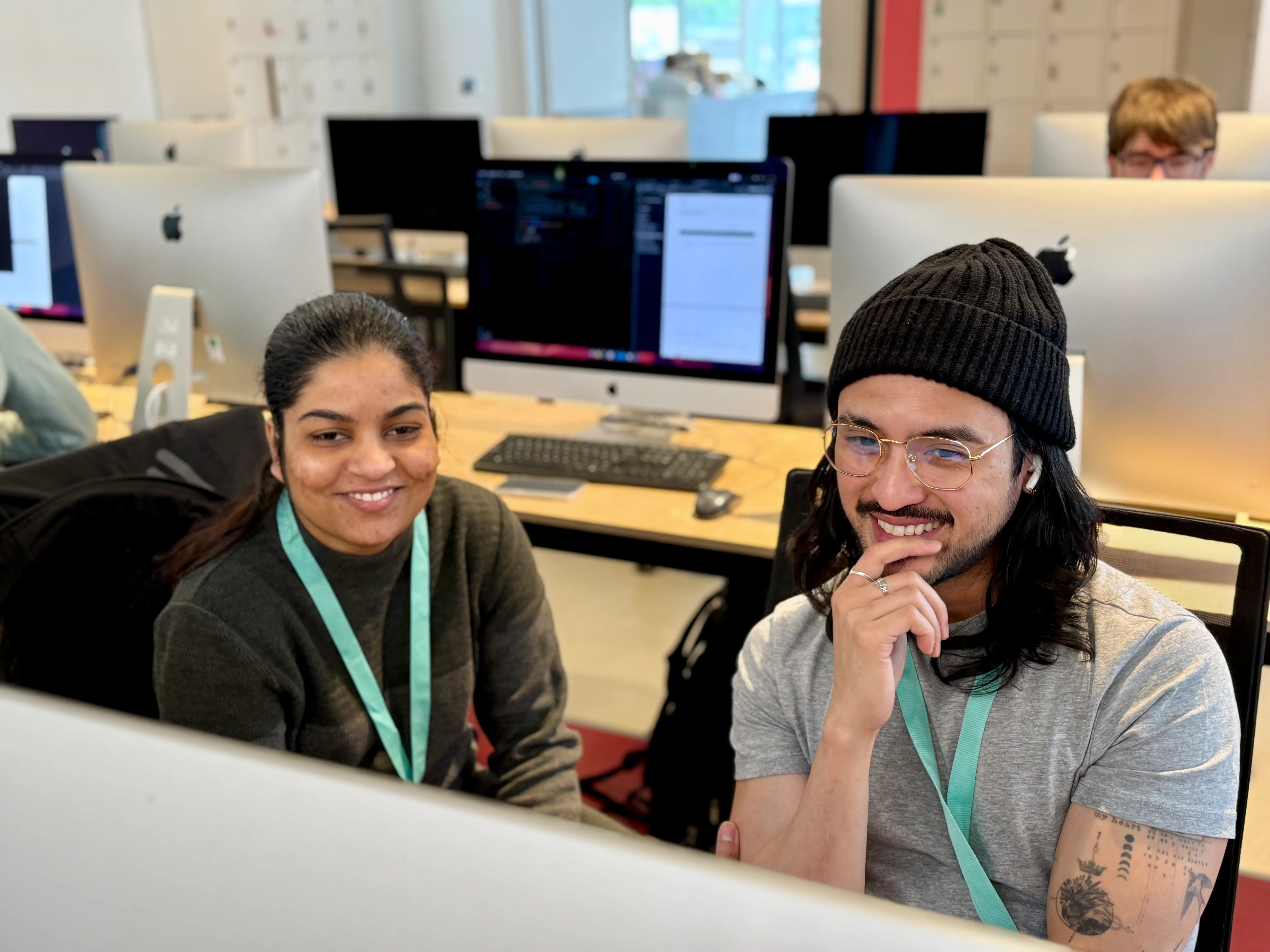 Two students reviewing code together at 42 Wolfsburg