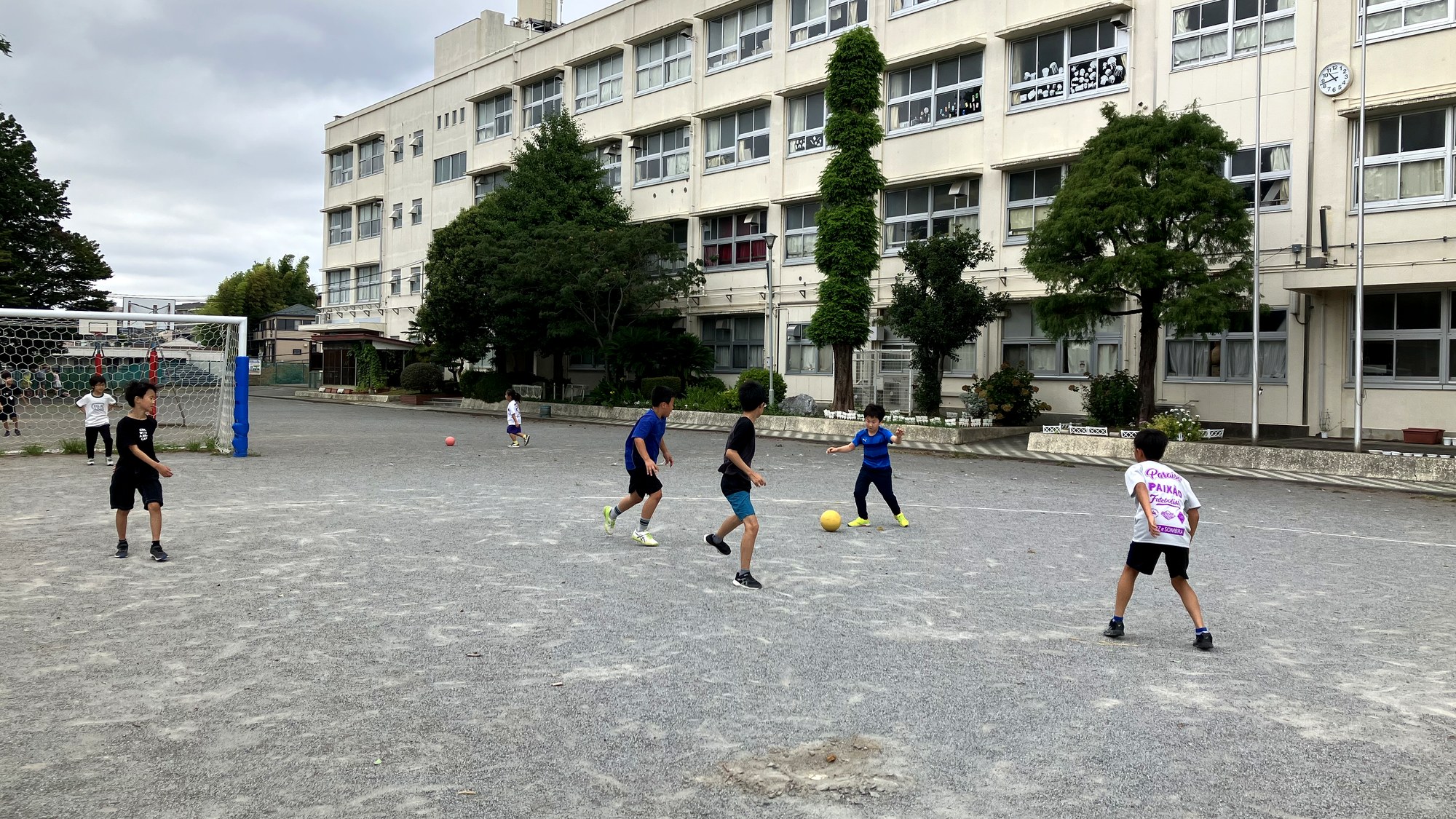 谷本小の校庭で遊ぶ様子