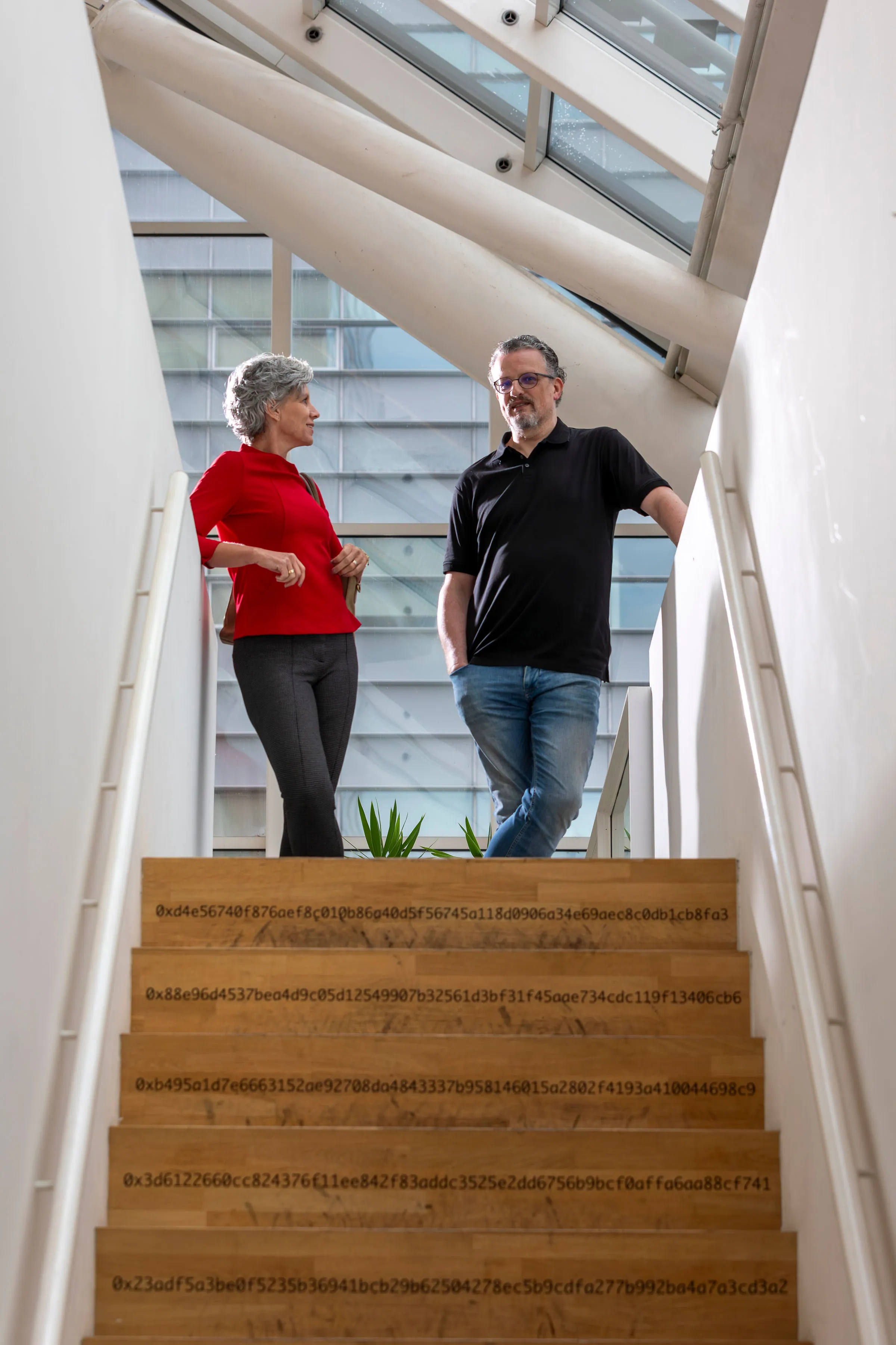Consultants overleg op trap