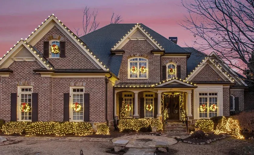 Commercial property professionally decorated with Christmas lights