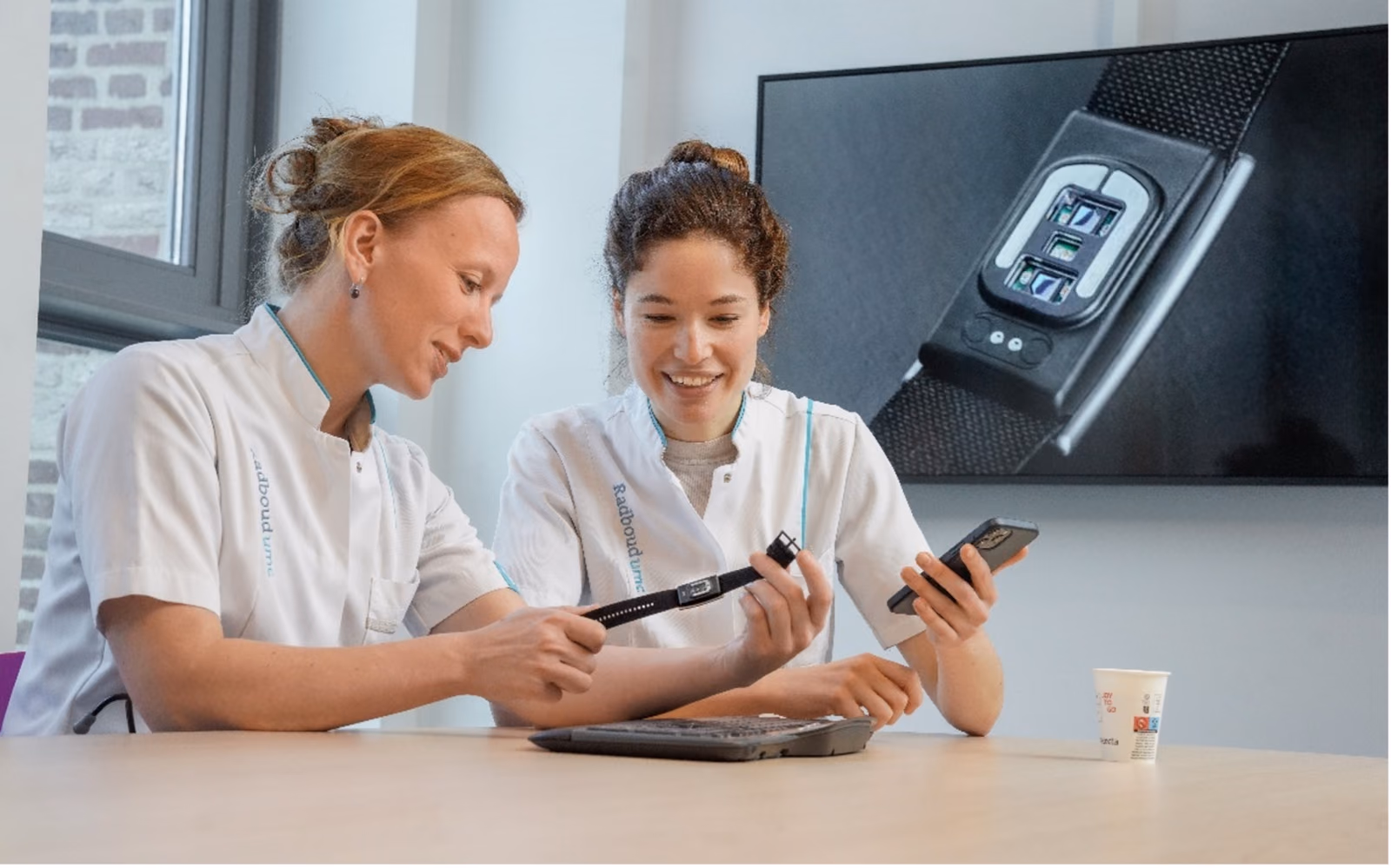 Smart wristband for early cardiac arrest detection and emergency alerting