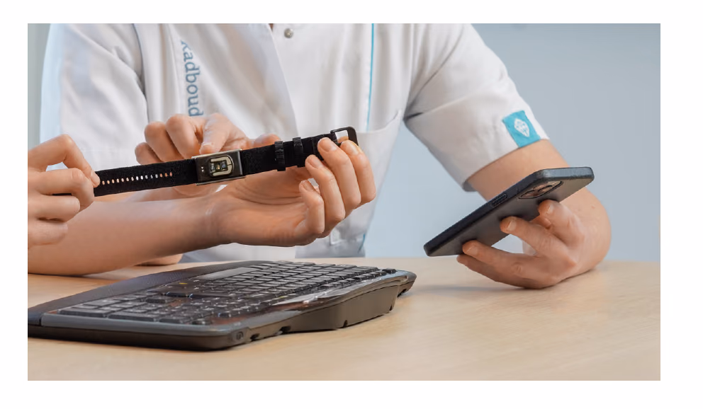Automated cardiac arrest detection and alarming using a photoplethysmography wristband