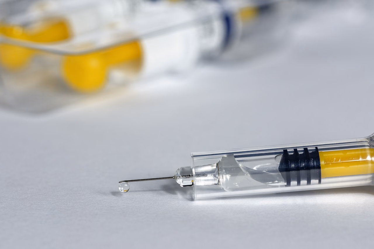 Application of viral innate immune antagonists to improve vaccines