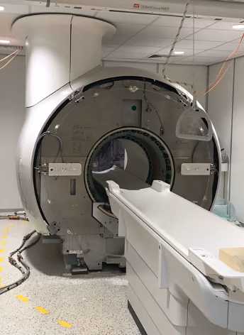 Simultaneous magnetic resonance and positron emission tomography imaging for the guidance of (radio)therapy (MRI-PET-Guidance)