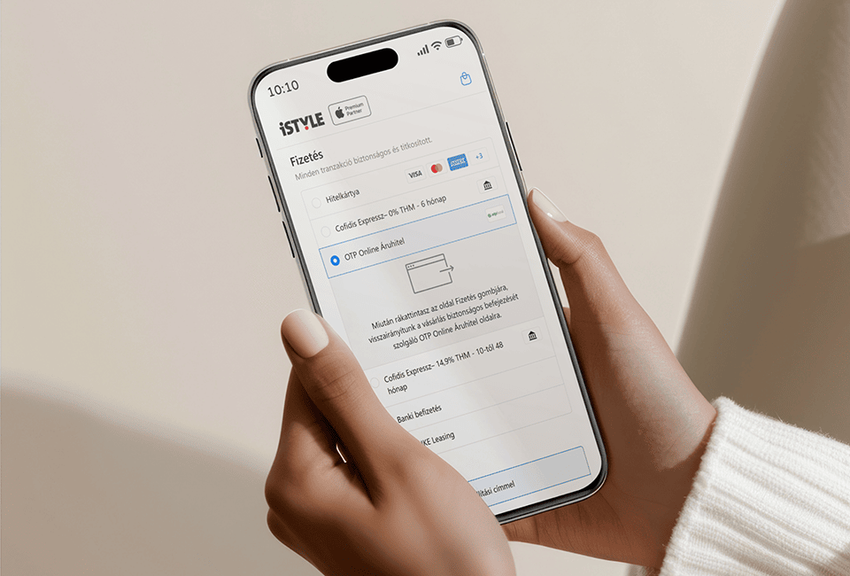 Hand hält ein iPhone mit geöffneter iSTYLE-App und Ratenkauf-Zahlungsoption im Checkout
