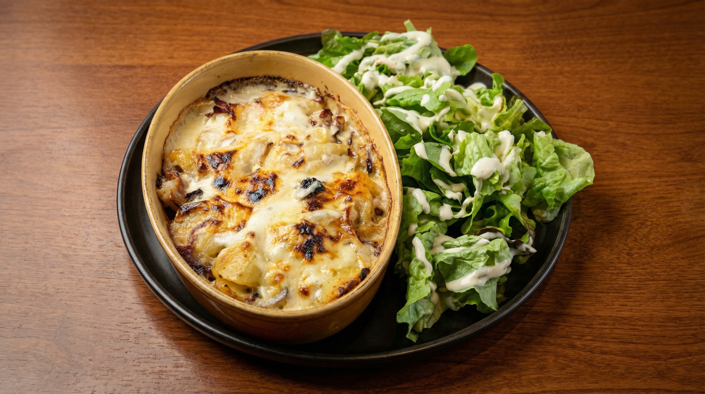Gratin servi en cocotte avec sa salade