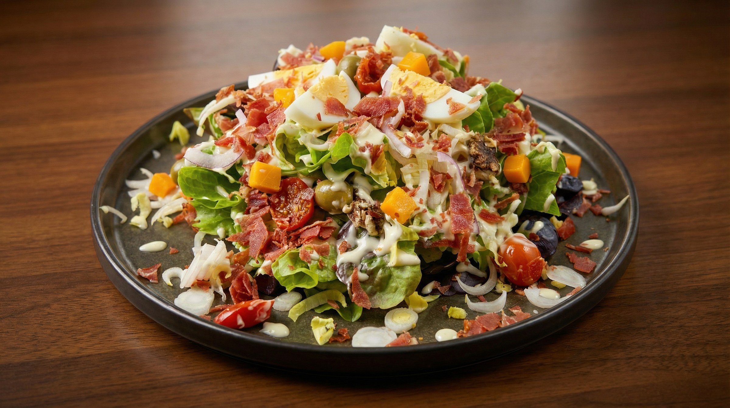Salade composée à l'œuf et aux lardons
