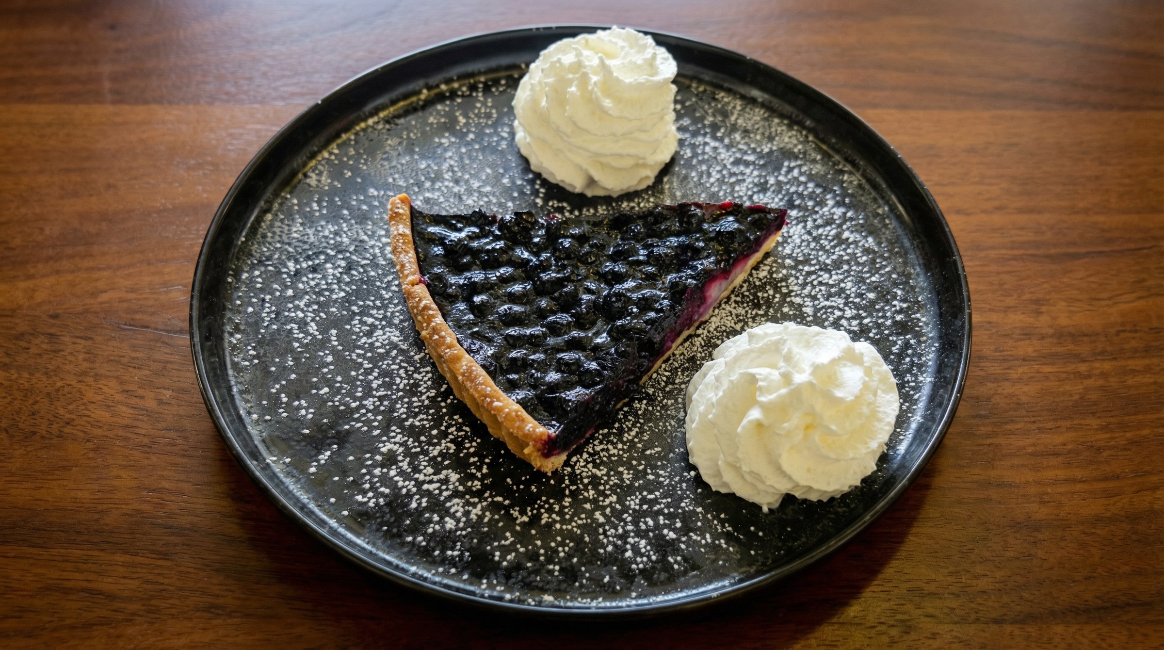 Part de tarte aux myrtilles et chantilly