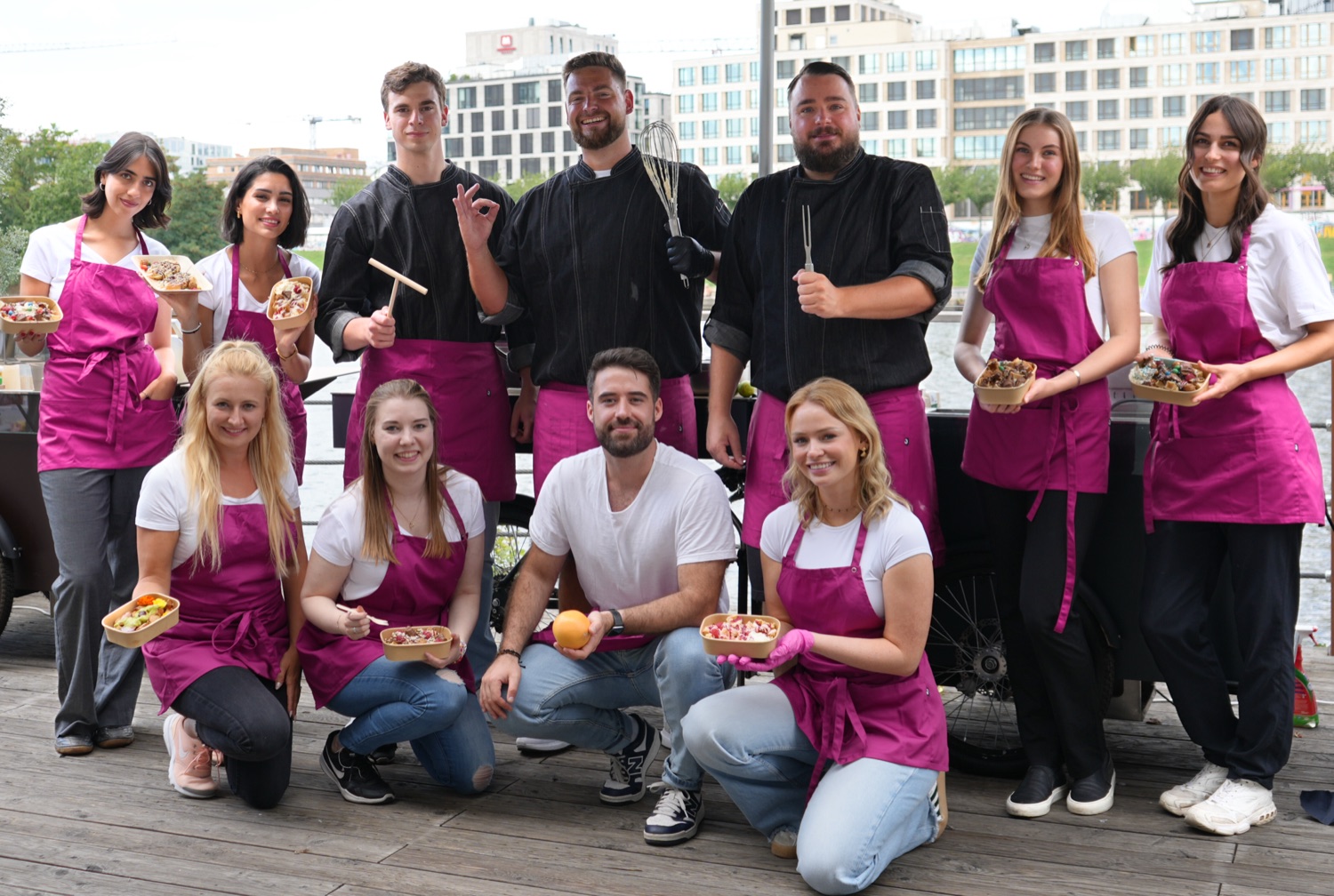 Junges Bowlfreude-Team in Schürzen bei der Arbeit am HappyBike