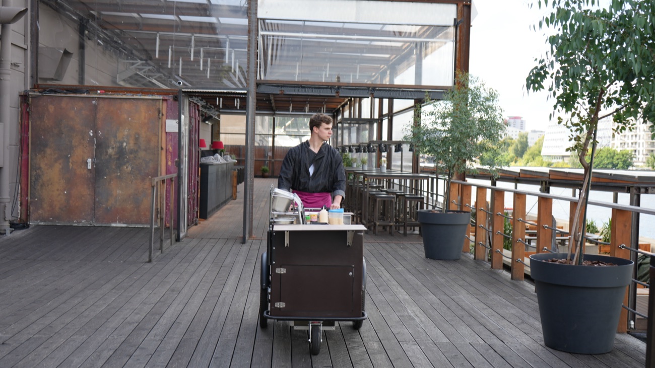 HappyBike von CateringLovers auf einer Holzterrasse im Einsatz