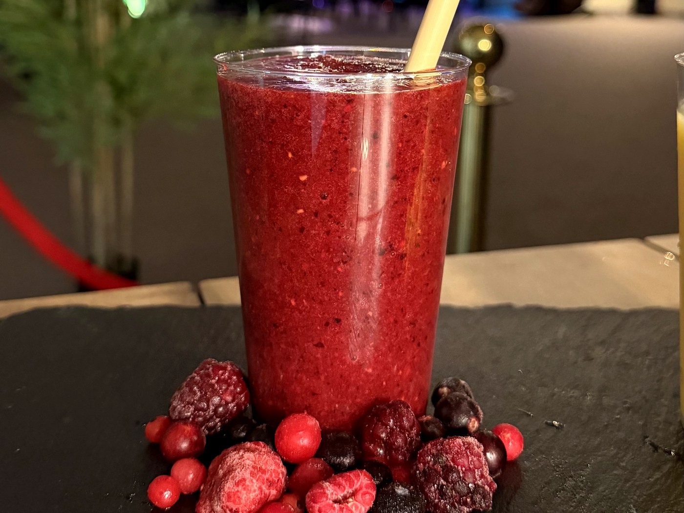 Berry-Mix-Smoothie im Glas mit frischen Himbeeren, Heidelbeeren und Brombeeren