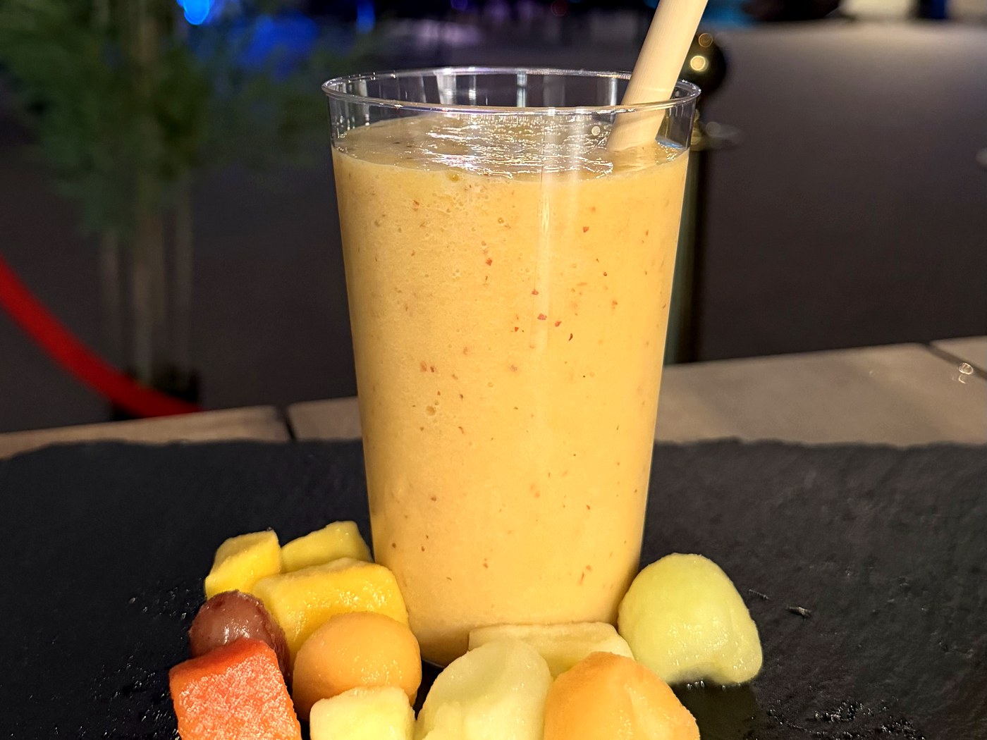 Exotic-Flush-Smoothie im Glas mit Mango, Ananas und Maracuja