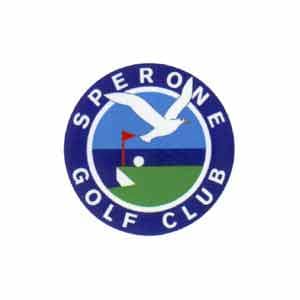 Logo de Sperone Golf Club avec une mouette blanche volant au-dessus d'un drapeau rouge sur un green avec un trou de golf et un ciel bleu à l'arrière-plan.