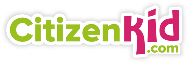 Logo CitizenKid.com avec 'Citizen' en vert clair et 'Kid' en rose, point com en vert clair.