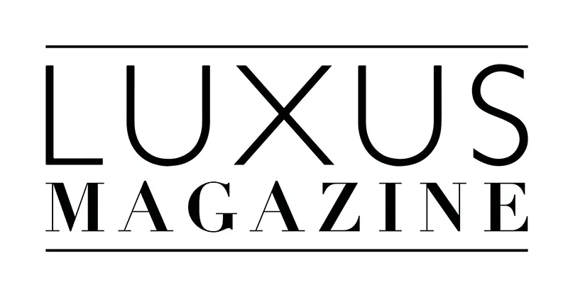 Logo du magazine Luxus avec le mot LUXUS en lettres majuscules espacées et MAGAZINE en lettres plus petites entre deux lignes horizontales.