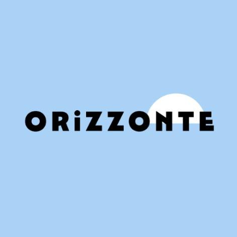 Texte noir « ORIZZONTE » avec un grand cercle blanc représentant un soleil se levant ou se couchant sur un fond bleu clair.