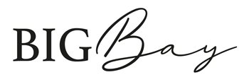 Texte stylisé affichant le nom 'BIG Bay' avec 'BIG' en lettres majuscules serif et 'Bay' en écriture cursive.