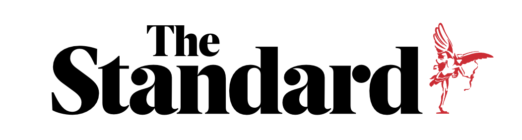 Logo de The Standard avec le texte en noir et une silhouette rouge d'une personne ailée dansant à droite.