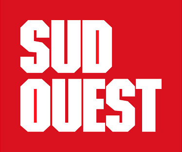 Logo avec les mots « SUD OUEST » en lettres blanches majuscules et épaisses sur fond rouge.