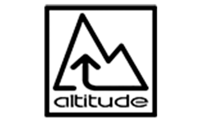 Logo noir et blanc avec une ligne formant deux montagnes stylisées avec une flèche ascendante au centre et le texte « altitude » en dessous.