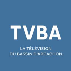 Logo blanc sur fond bleu avec le texte « TVBA » en grandes lettres et « La télévision du Bassin d’Arcachon » en dessous.