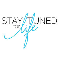 Texte stylisé disant « Stay tuned for life » avec « life » écrit en cursive bleu clair.