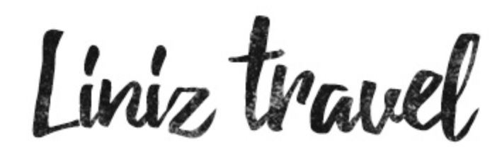 Texte manuscrit stylisé disant « Liniz travel » en noir.